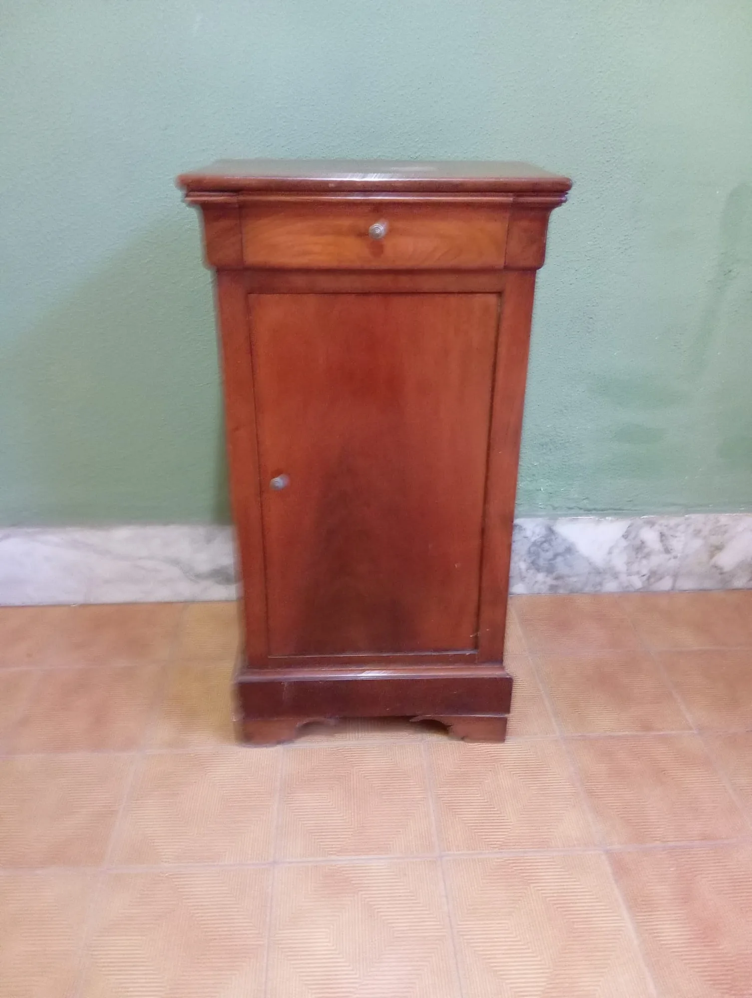 Comodino d'epoca in noce lucido con cassetto e anta, restaurato e pronto per la vendita