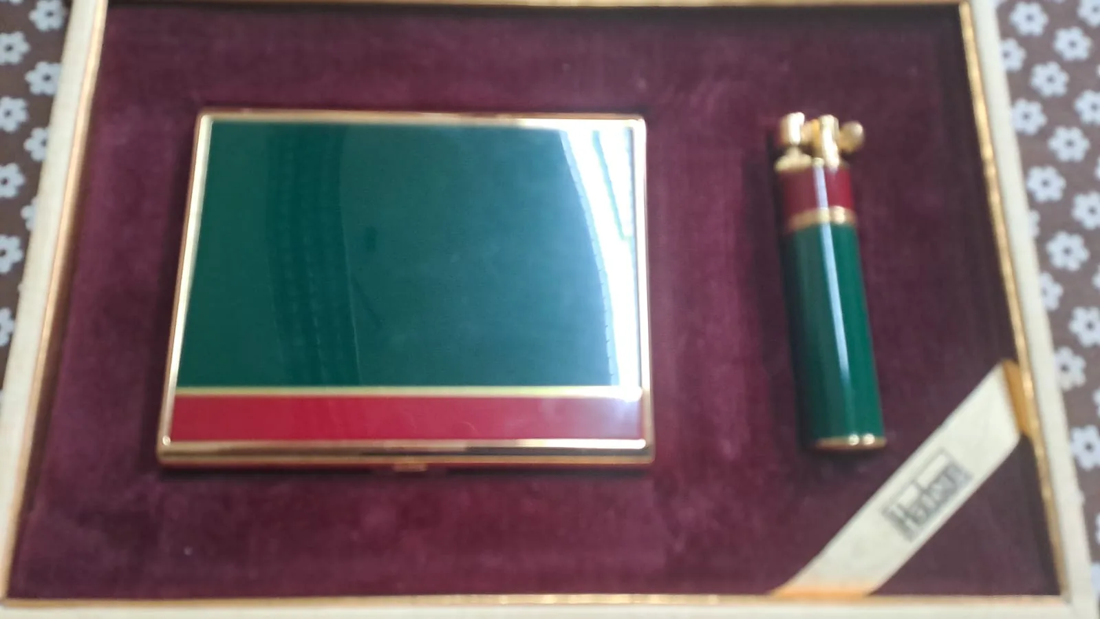 Portasigarette e accendino Hadson smaltati verde e rosso con finiture dorate, nel cofanetto di velluto bordeaux