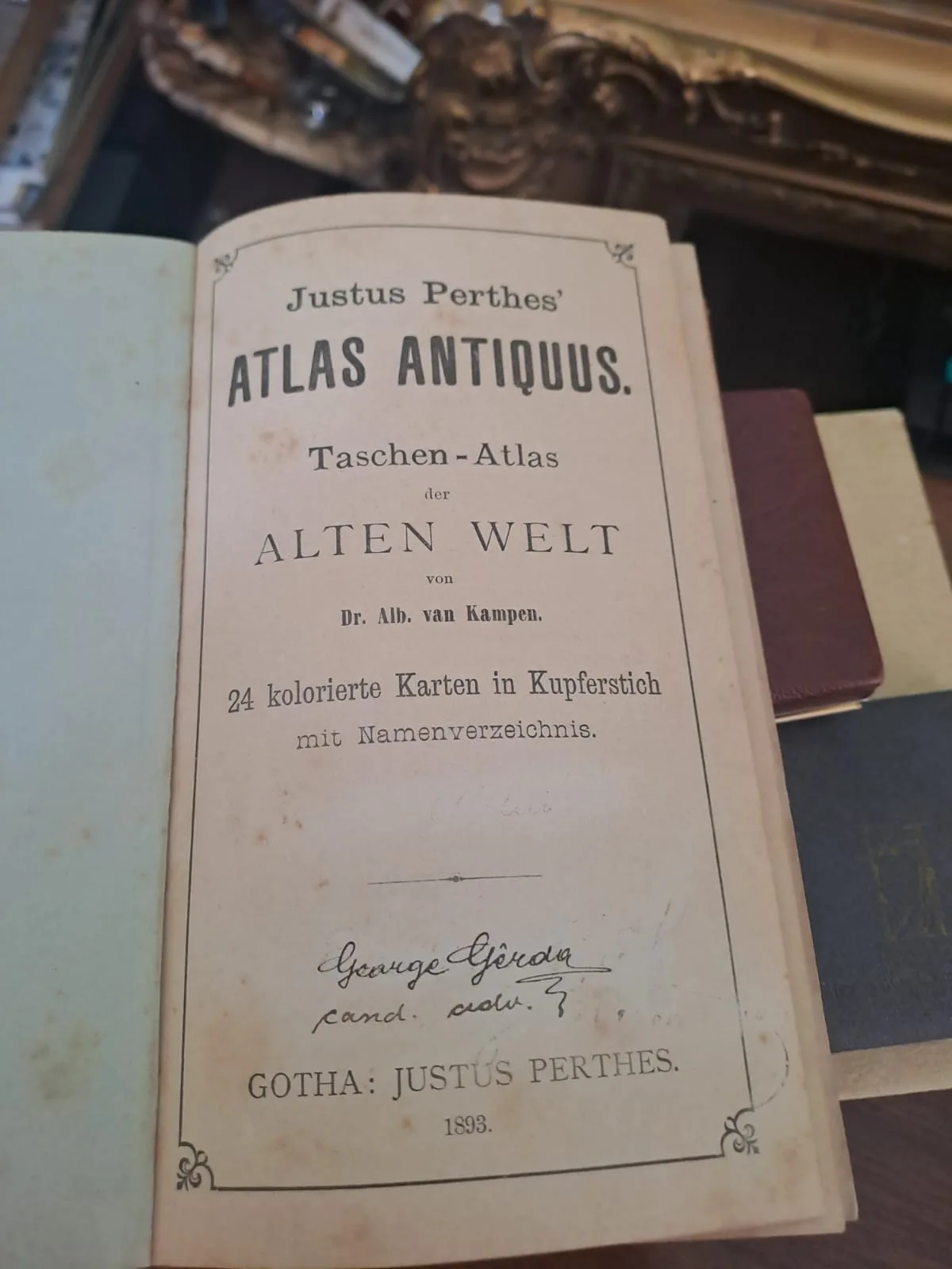 Atlante tascabile Atlas Antiquus stampato a Gotha nel 1893, aperto sul frontespizio