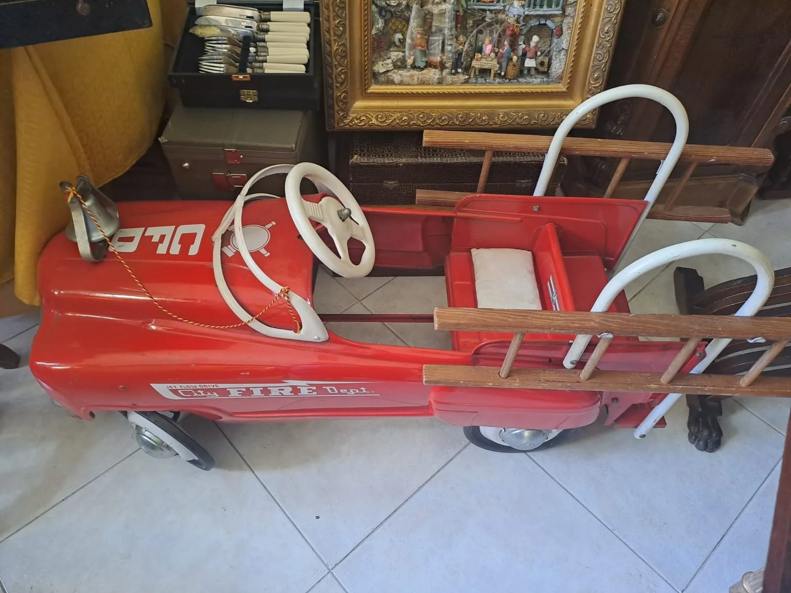 Automobilina a pedali dei pompieri in lamiera rossa, con scala in legno e campanella