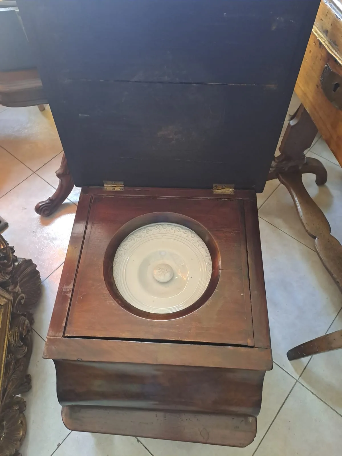 Comodino da toilette in noce aperto, con catino in ceramica decorata