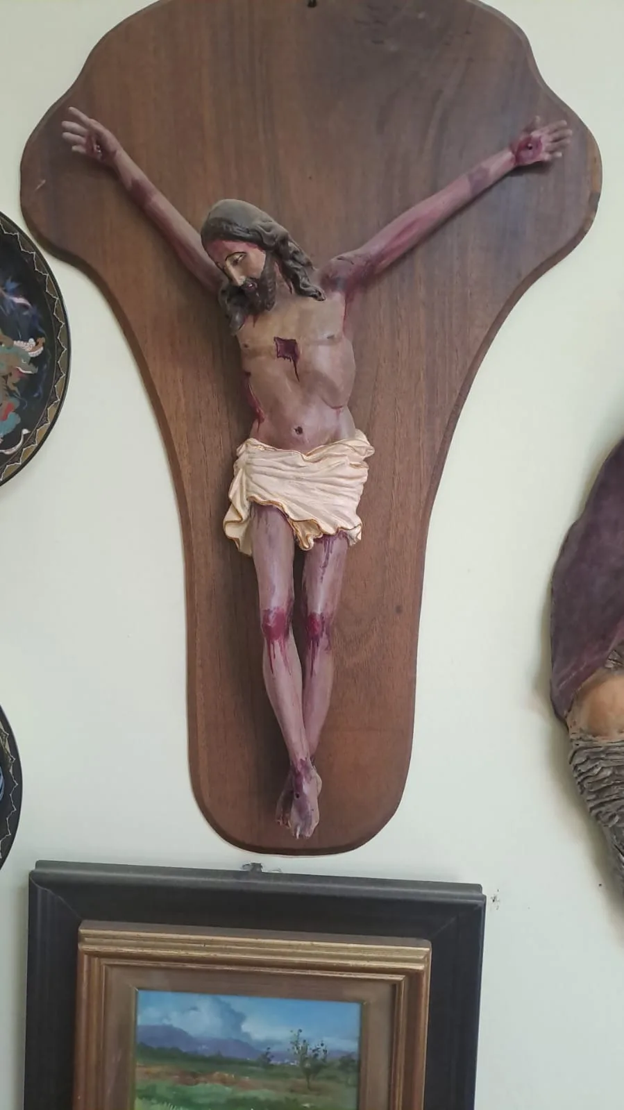 Cristo in cartapesta dipinta a mano, montato su una tavola sagomata in noce