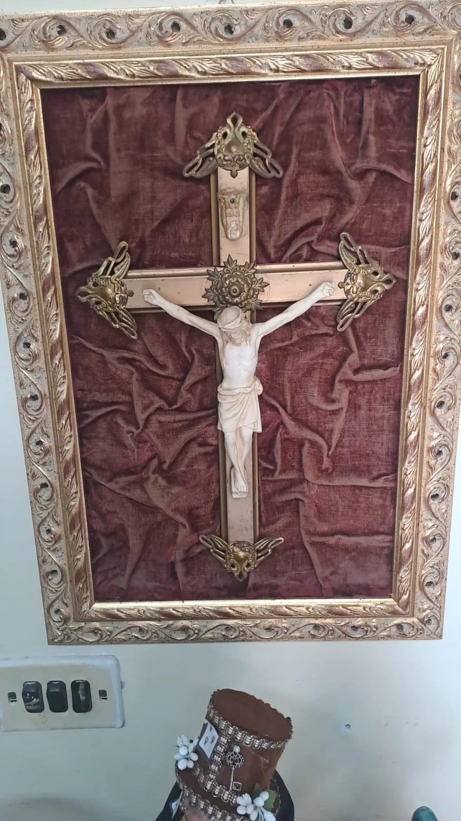 Crocifisso con Cristo in biscuit bianco su croce dorata, montato su velluto bordeaux in cornice intagliata