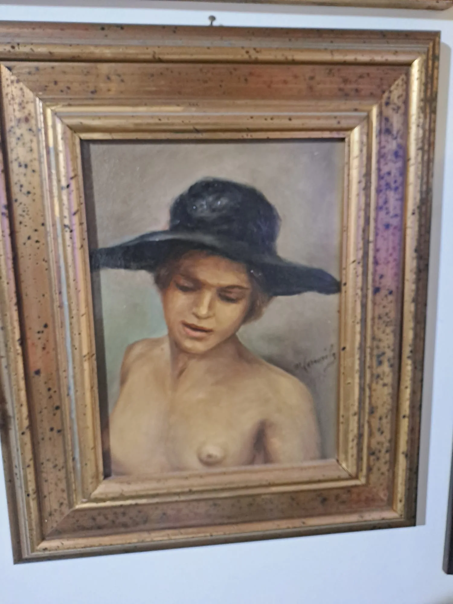 Dipinto a olio di giovane donna con cappello nero a tesa larga, in cornice dorata