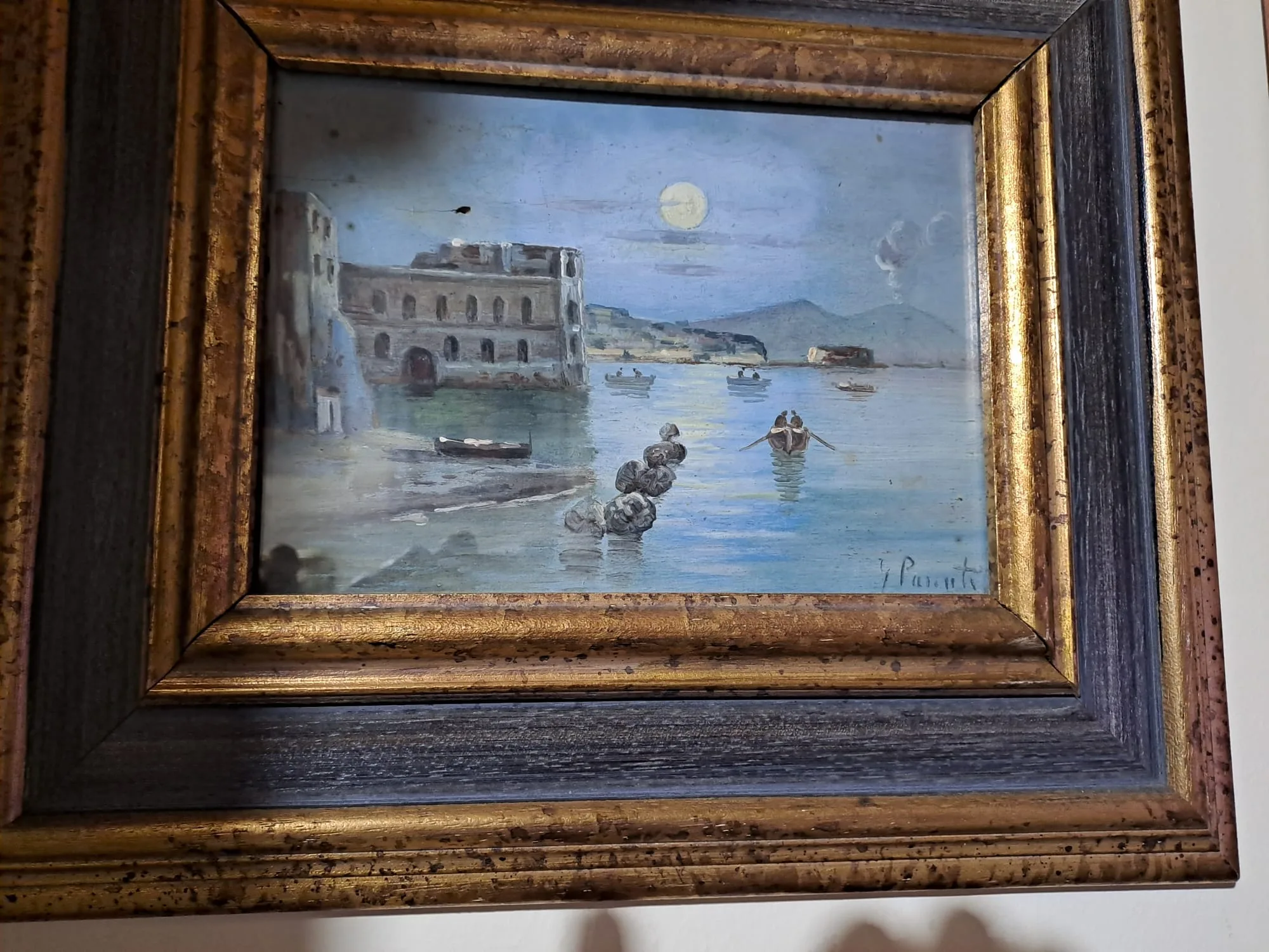 Dipinto del golfo di Napoli al chiaro di luna con barche e il Vesuvio fumante, in cornice dorata