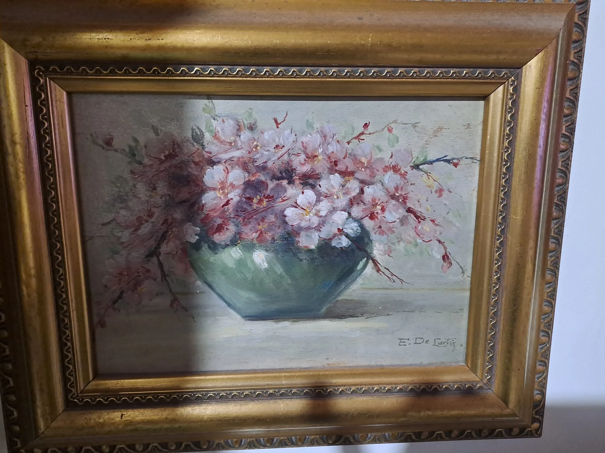 Dipinto a olio con vaso verde di fiori di pesco rosa, firmato, in cornice dorata