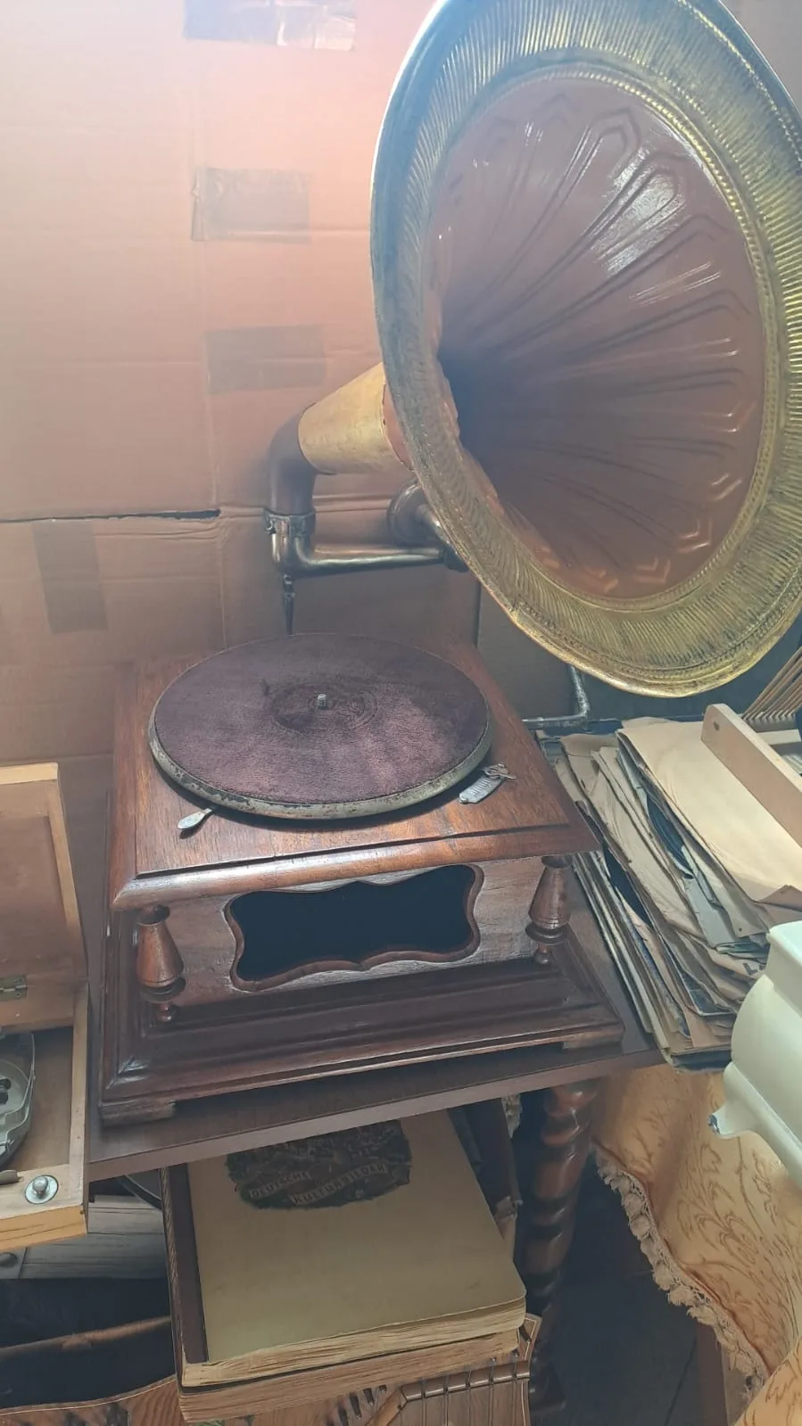 Grammofono in noce con grande tromba a padiglione in ottone e piatto in feltro