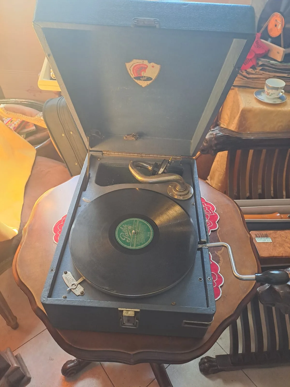 Grammofono a valigetta con disco a 78 giri e manovella laterale in ottone