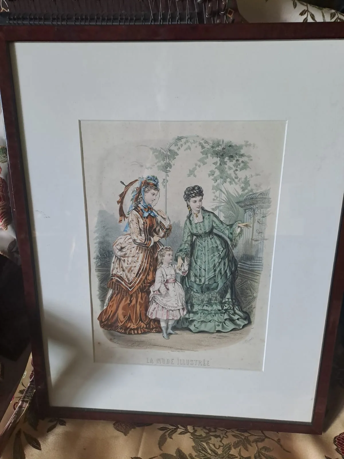 Incisione acquarellata da La Mode Illustrée con due dame e una bambina in abiti d'epoca, in cornice