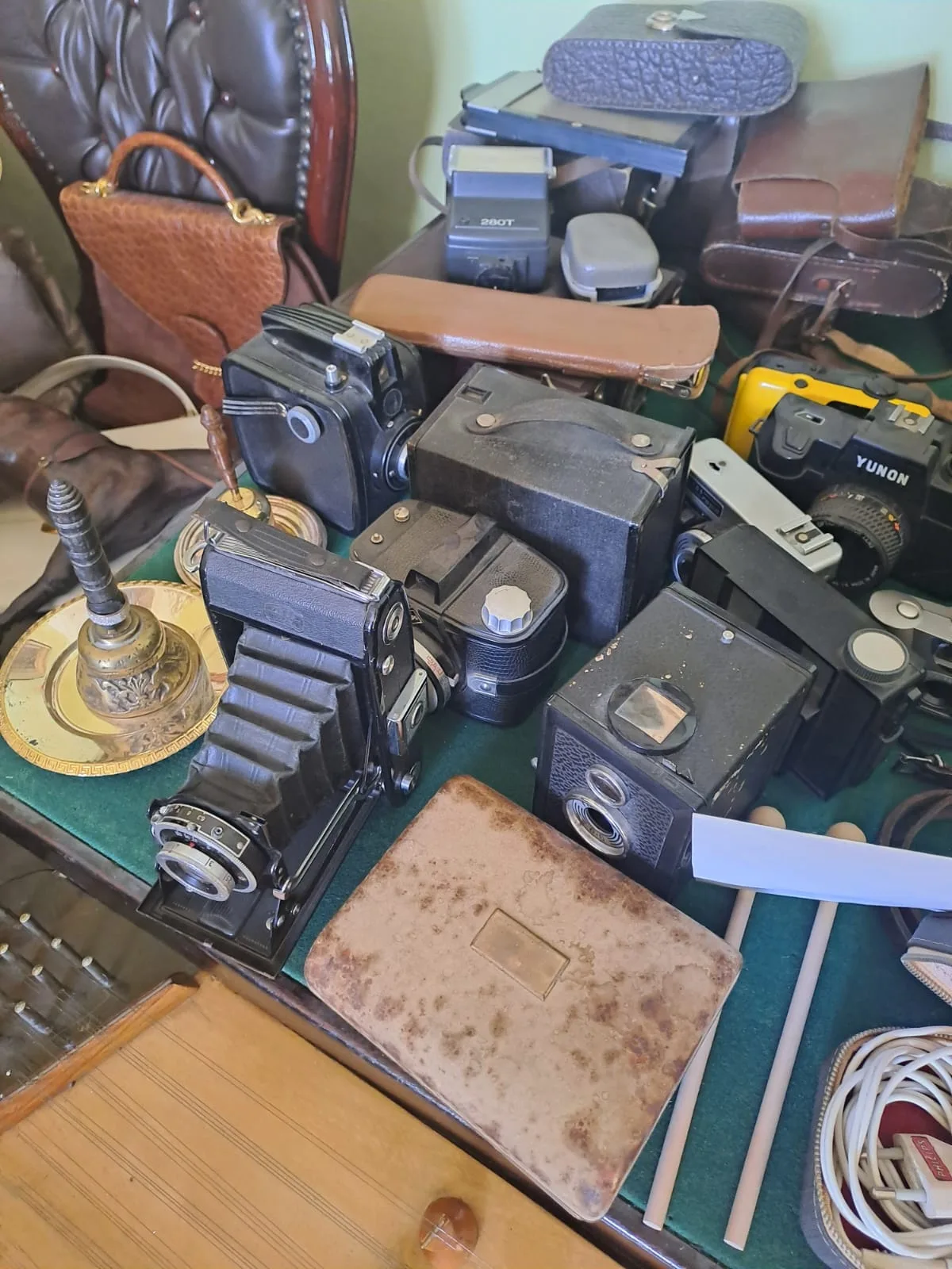 Gruppo di macchine fotografiche d'epoca a soffietto e a pozzetto con custodie in cuoio