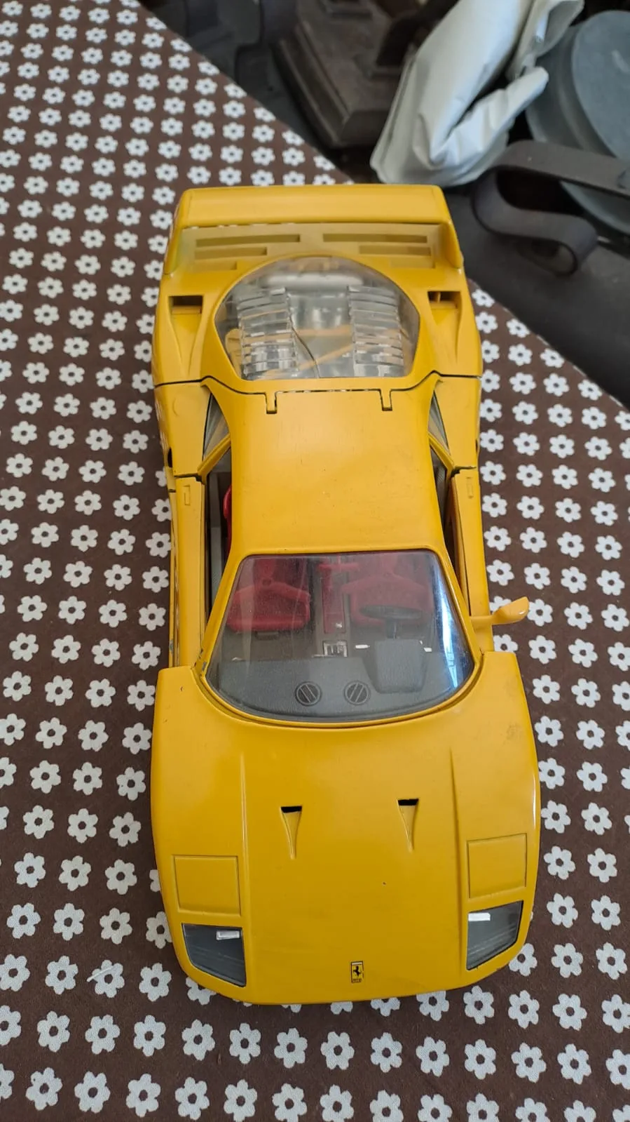 Modellino di Ferrari F40 gialla visto dall'alto, con interni rossi