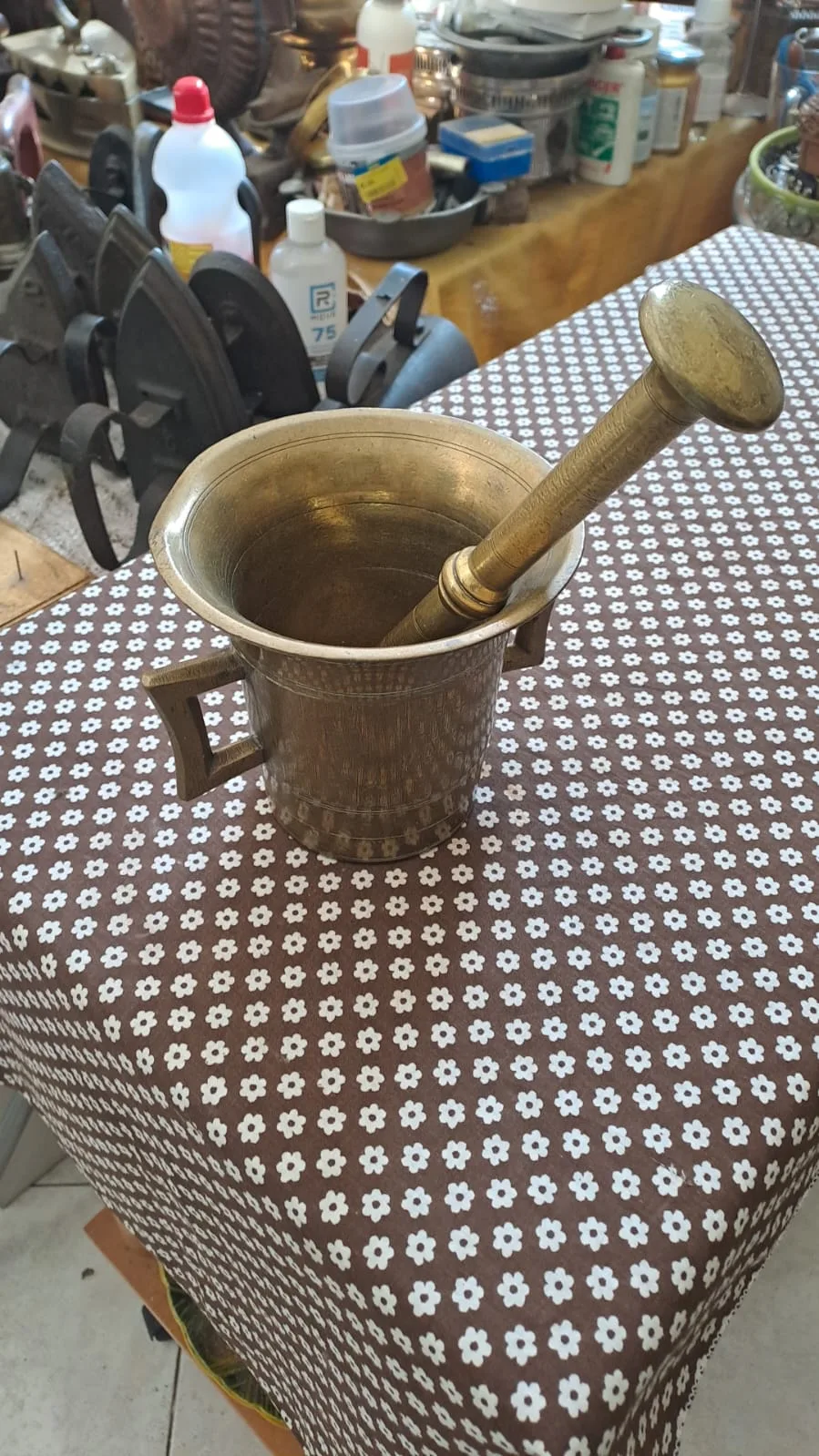 Mortaio in bronzo con due anse squadrate e pestello, decorato a incisioni