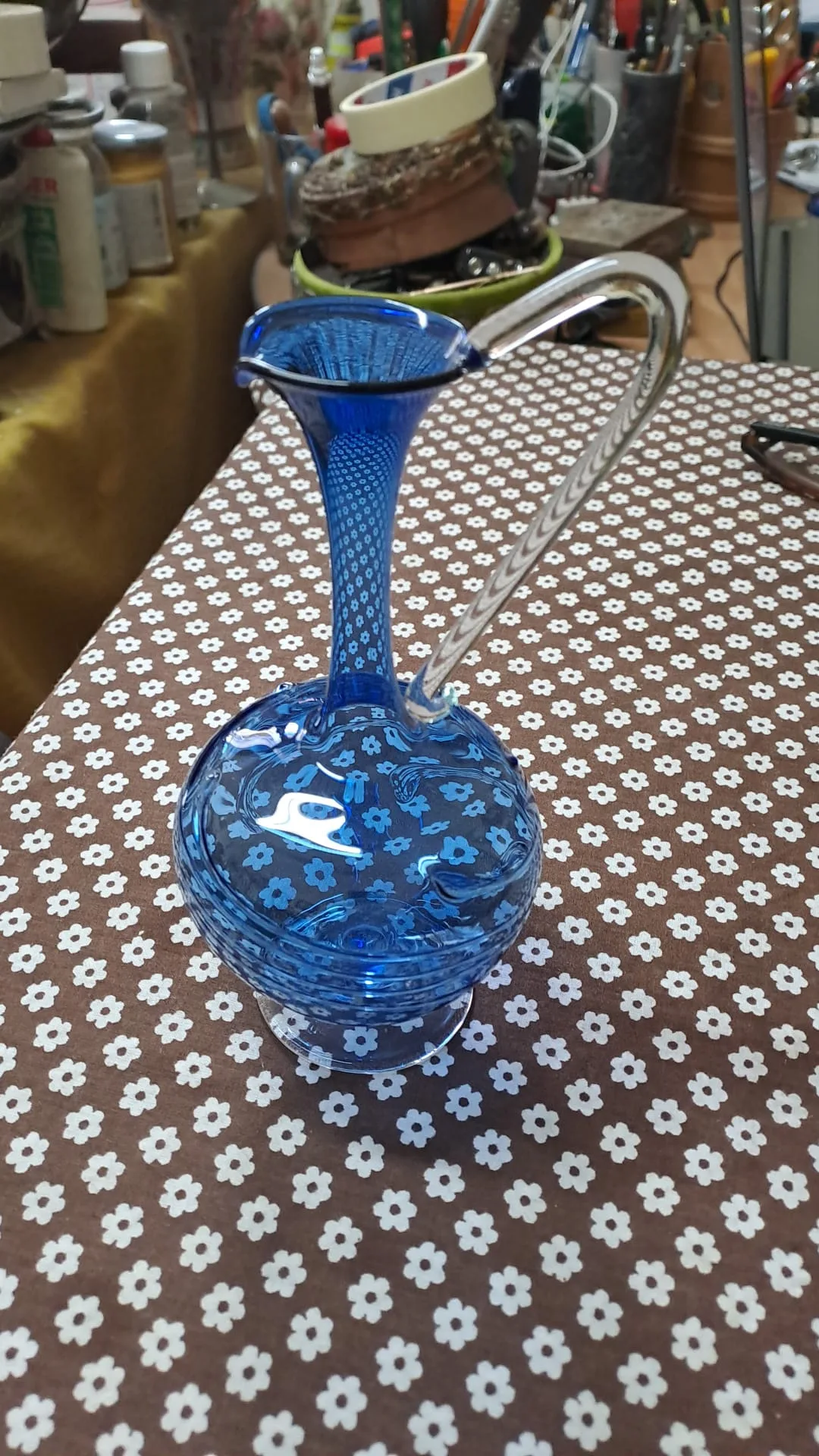 Brocchetta in vetro di Murano blu decorata a fiorellini, con ansa trasparente