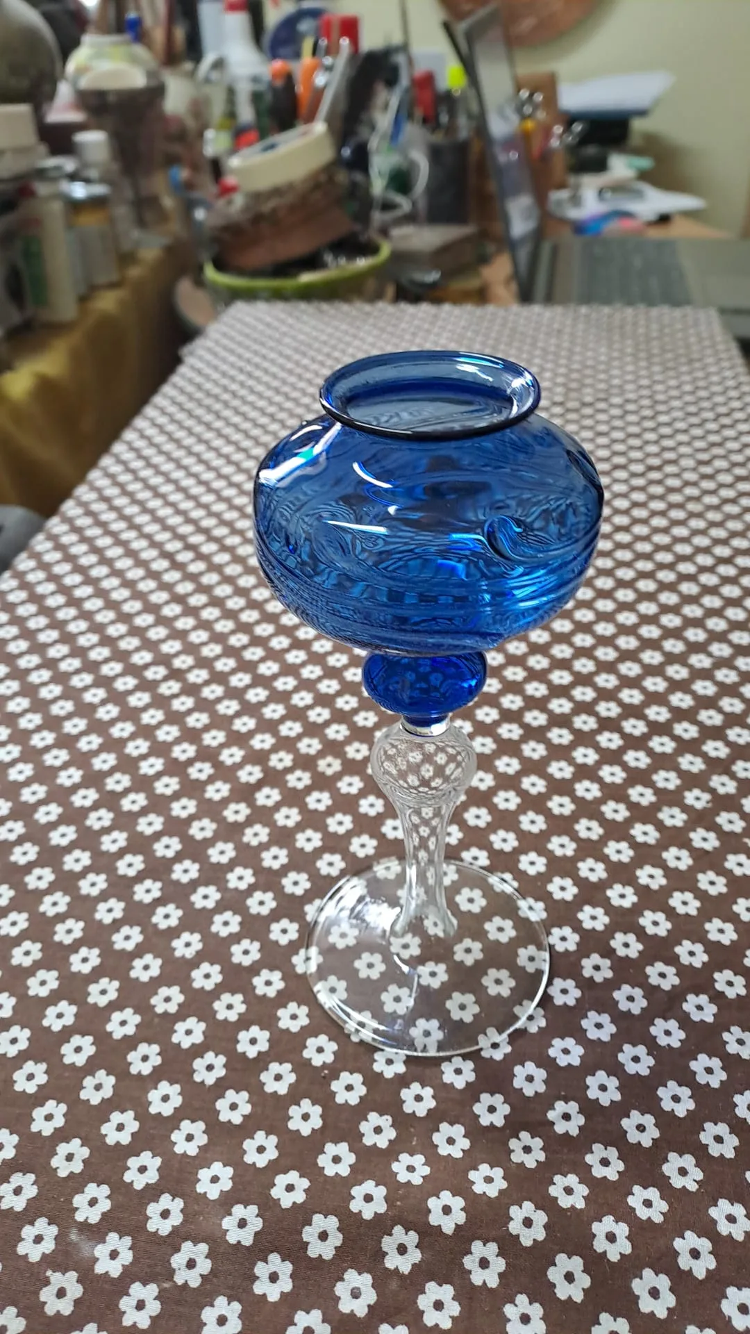 Coppa in vetro di Murano blu su stelo trasparente a disegno reticolato
