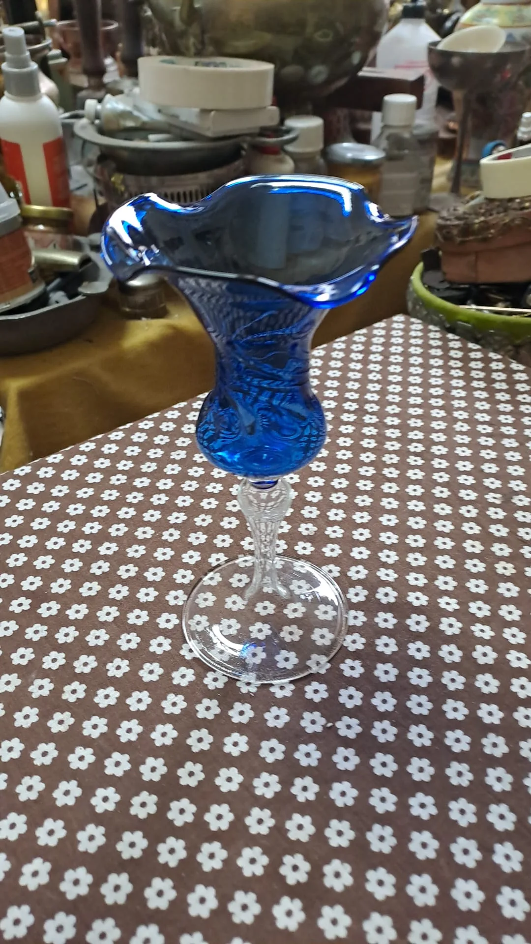 Vasetto in vetro di Murano blu con bocca ondulata su stelo trasparente