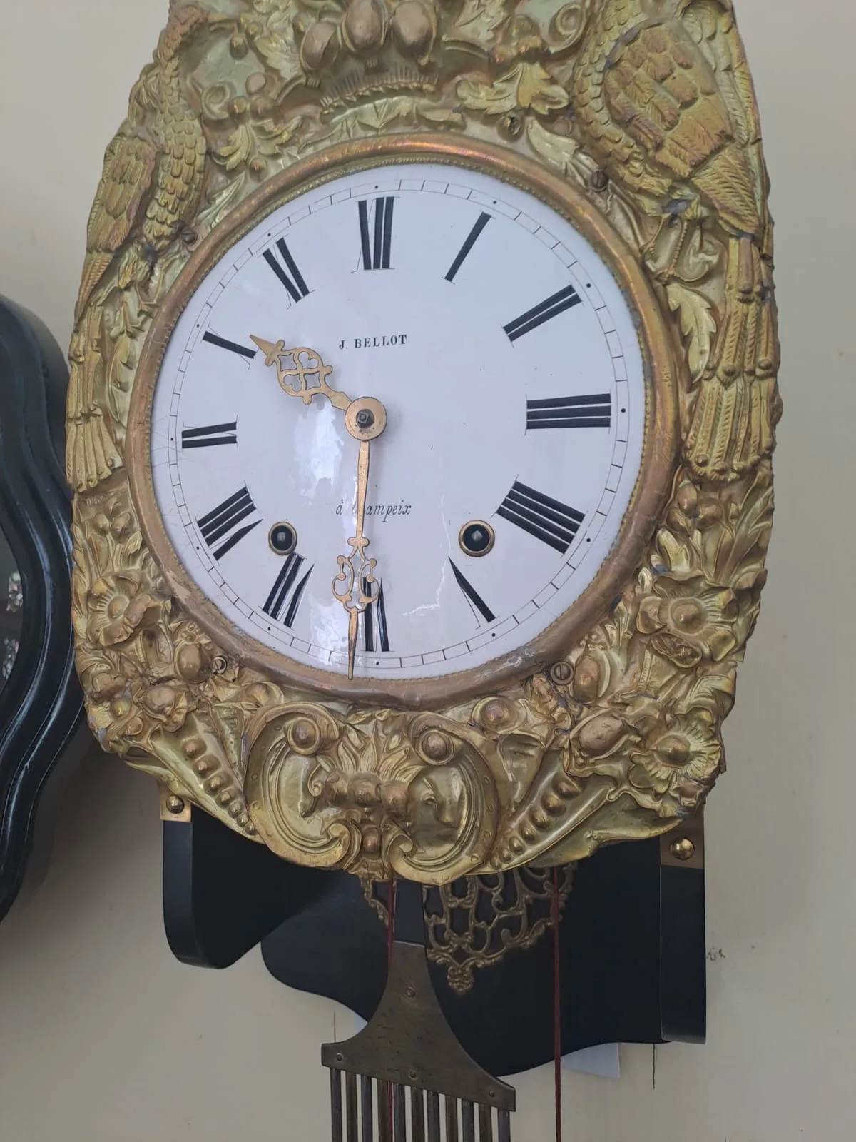 Orologio comtoise da parete con cassa in ottone sbalzato a spighe e quadrante smaltato firmato J. Bellot