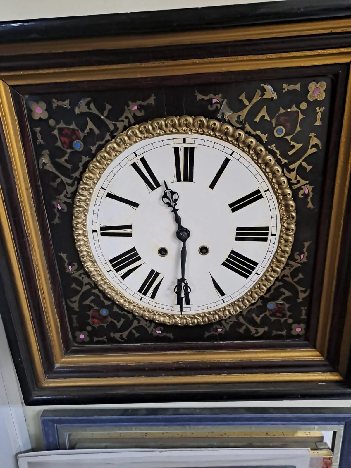 Orologio francese a pendolo con quadrante smaltato a numeri romani, cornice dorata e intarsi in ottone