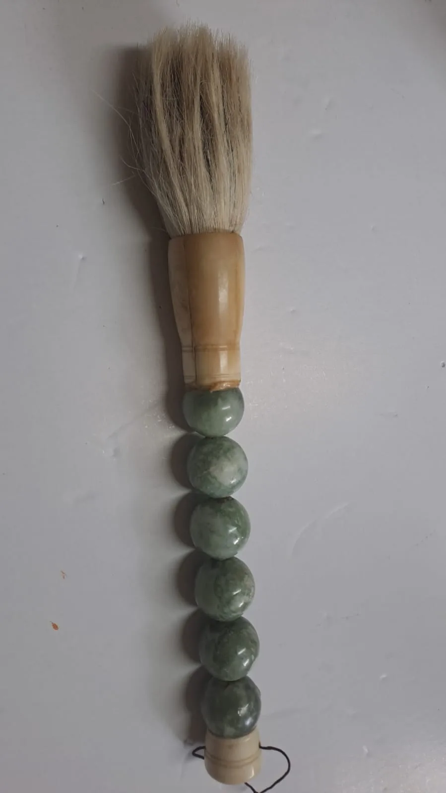 Pennello da calligrafia con manico a sfere di giada verde, ghiera in avorio e setole chiare
