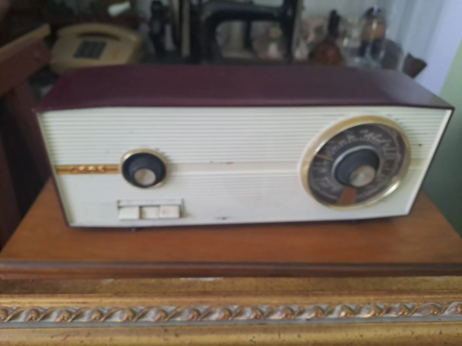 Radio da tavolo anni Sessanta con cassa bordeaux e avorio e scala parlante dorata