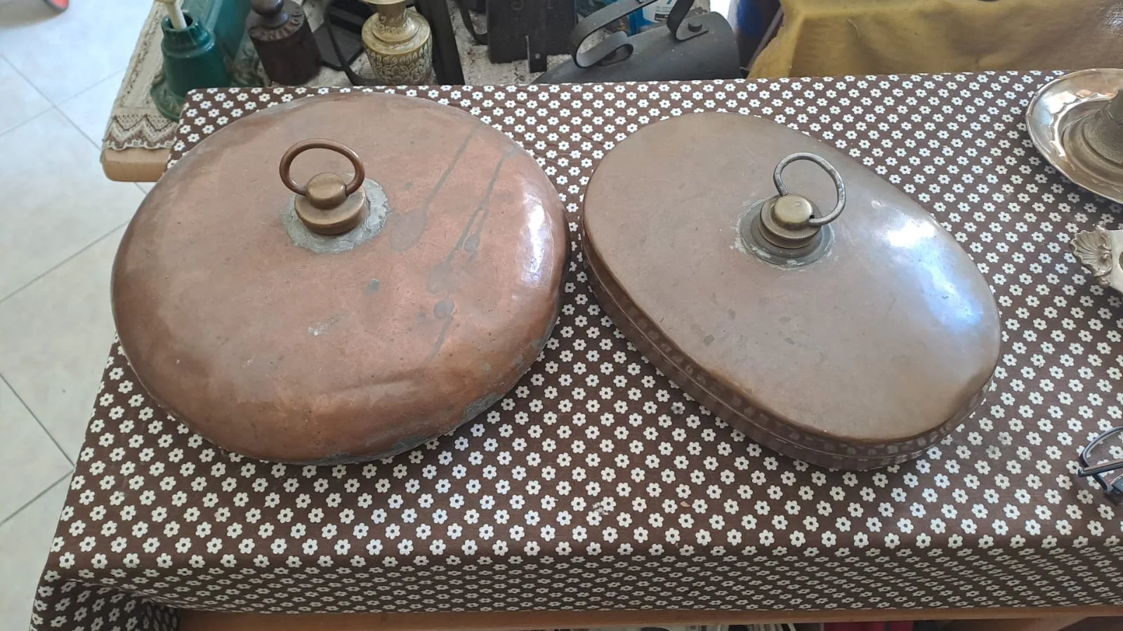 Due scaldaletto in rame battuto, uno tondo e uno ovale, con tappo a vite e anello in ottone