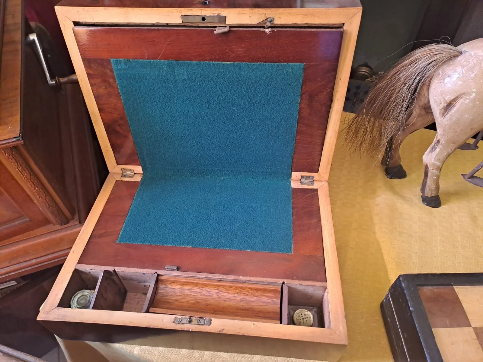 Scrittoio da viaggio in mogano aperto, con piano in panno verde e calamai in ottone