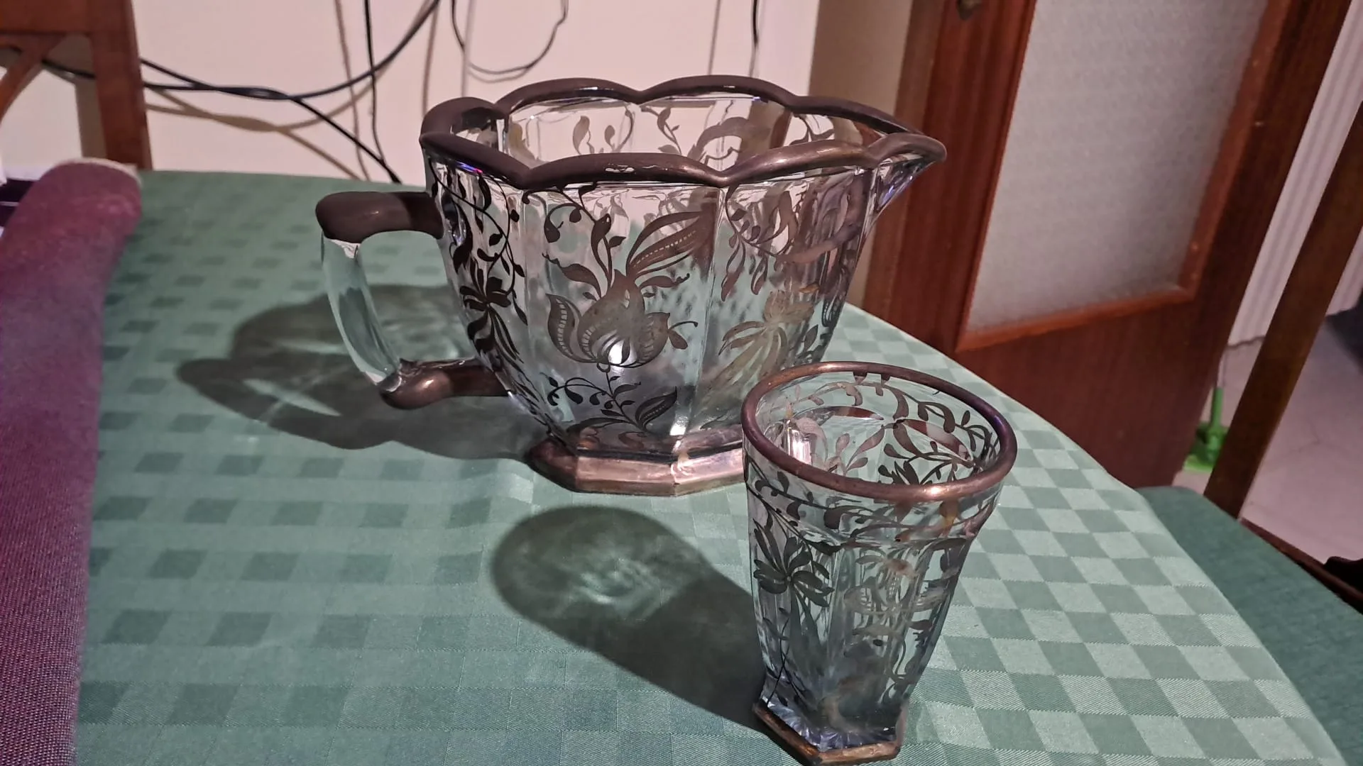 Brocca e bicchiere in vetro decorati a filigrana d'argento con motivi floreali, bordi in argento