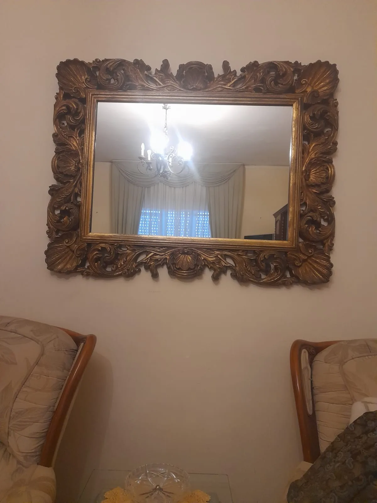 Grande specchiera con cornice in legno intagliato e dorato a volute e conchiglie