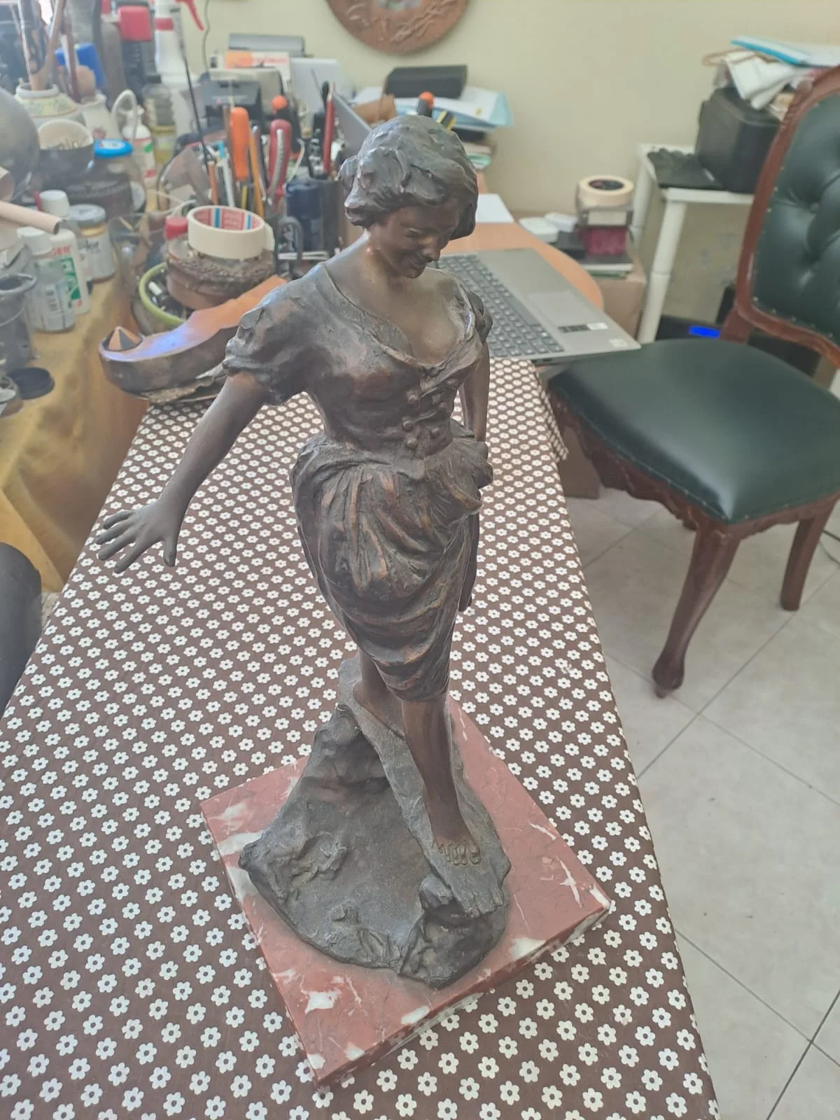 Scultura in bronzo di fanciulla su base in marmo rosso venato