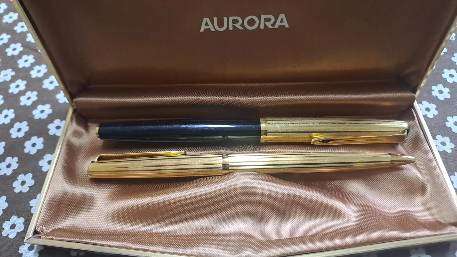 Parure Aurora con stilografica e penna a sfera dorate a righe, nel cofanetto originale foderato di raso