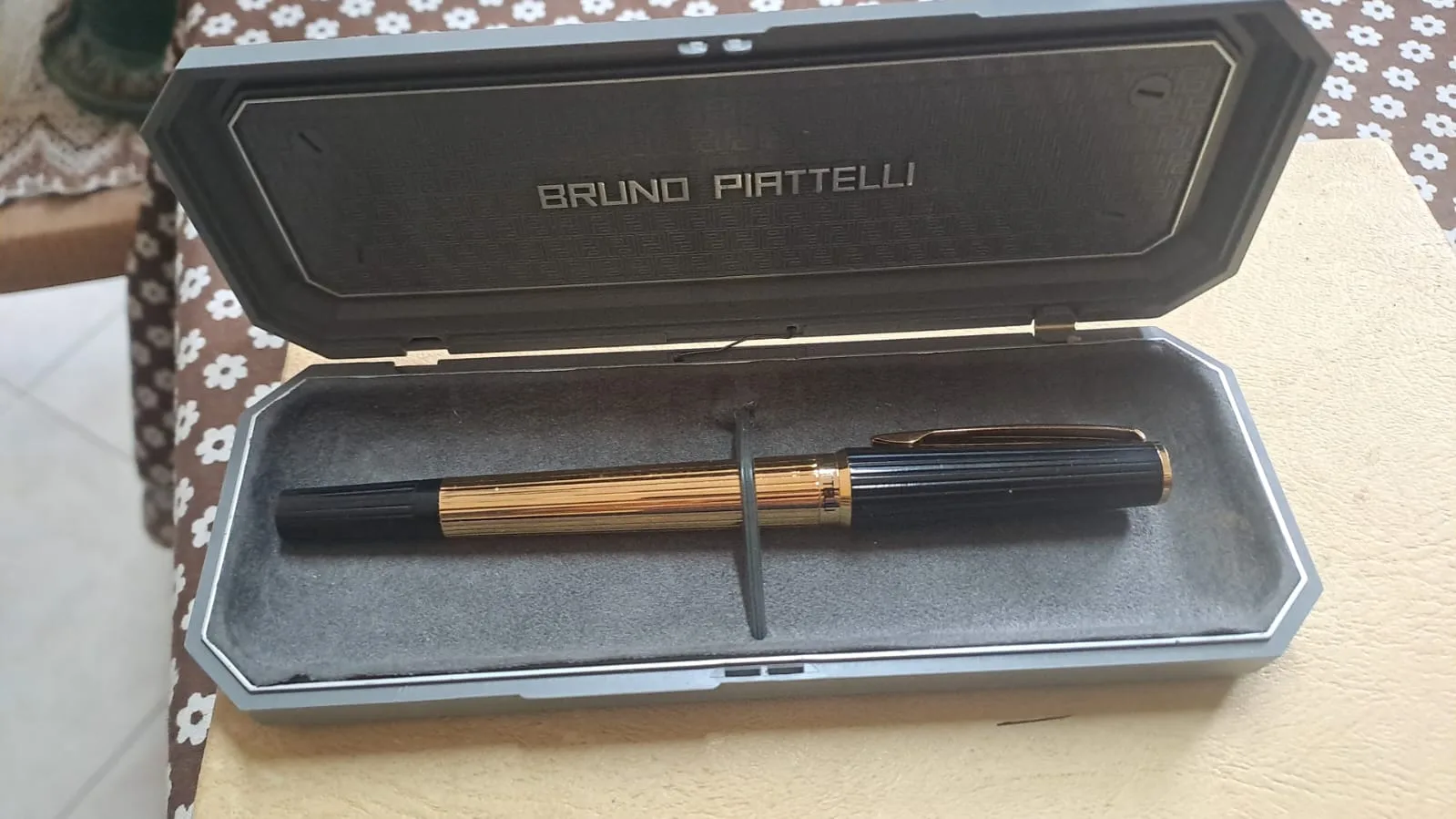 Penna stilografica Bruno Piattelli nera e dorata nel suo astuccio grigio originale