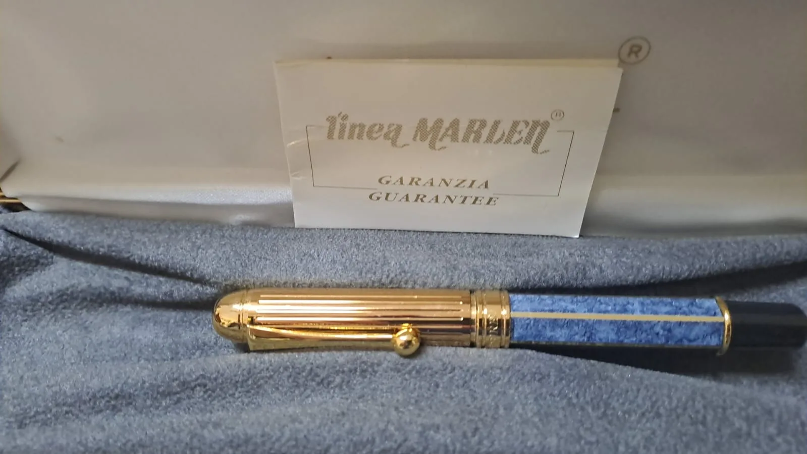 Penna stilografica Linea Marlen con fusto blu marmorizzato e cappuccio dorato, nella scatola con garanzia